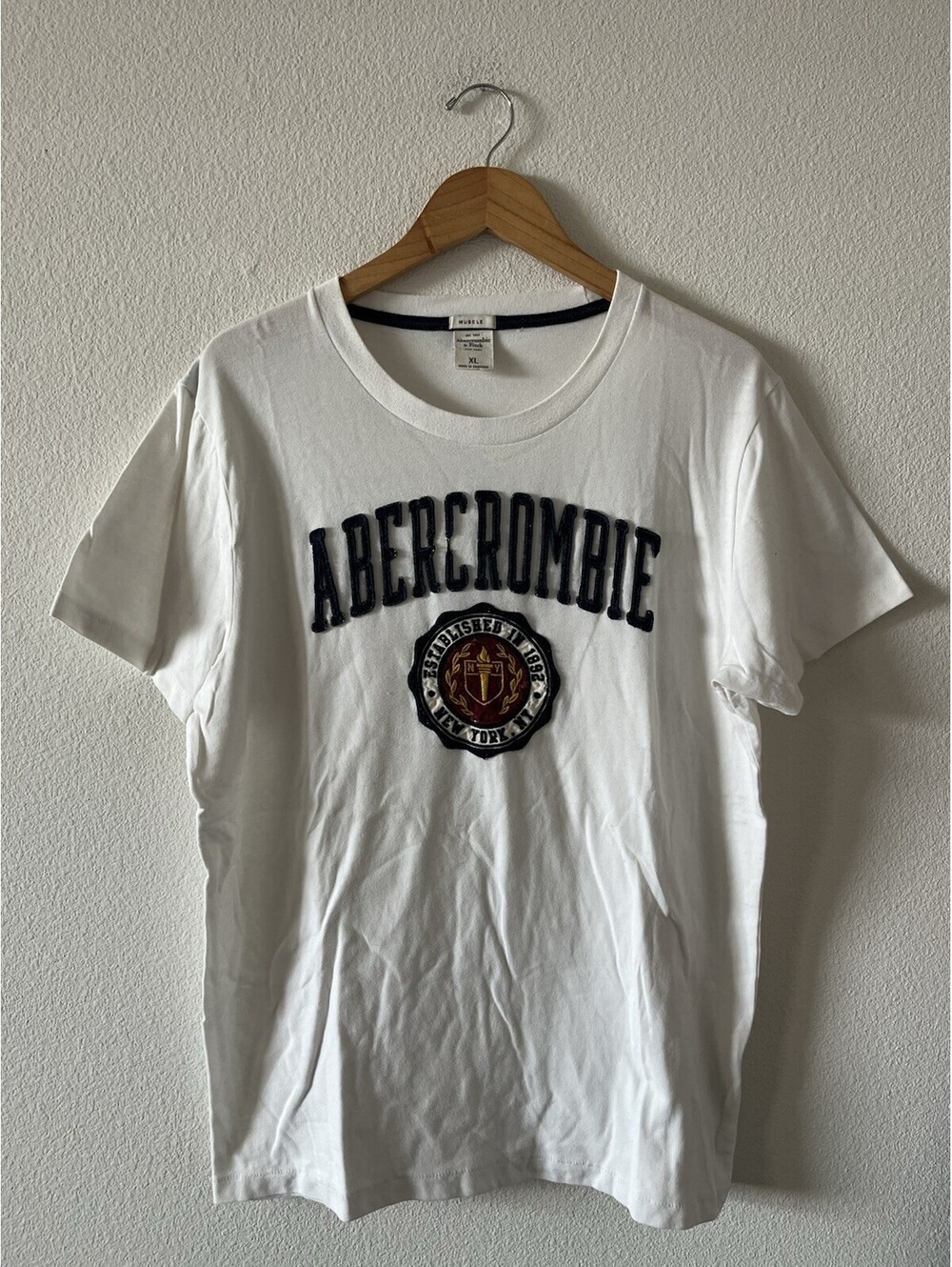 ⁠Abercrombie & Fitch White Crest Graphic T-Shirt XL